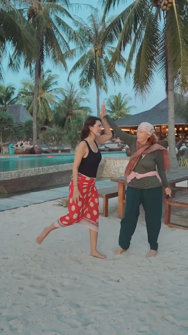 Potret kompak Luna Maya dan ibu handshake saat berlibur