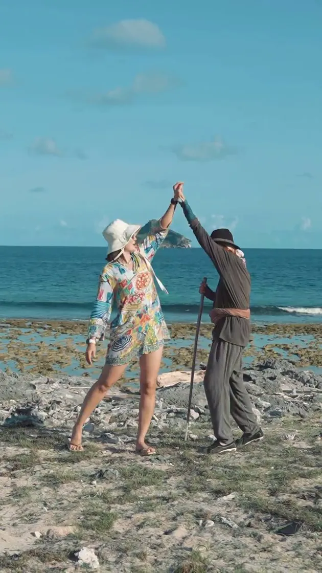 Potret Luna Maya dan ibu liburan di Pulau Rote