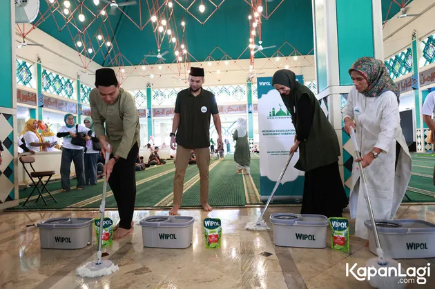 Teuku Wisnu Shireen Sungkar Bersih Masjid