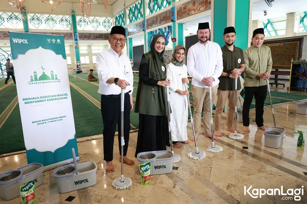 Teuku Wisnu Shireen Sungkar Bersih Masjid