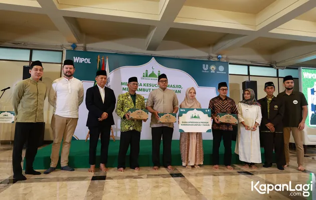 Teuku Wisnu Shireen Sungkar Bersih Masjid