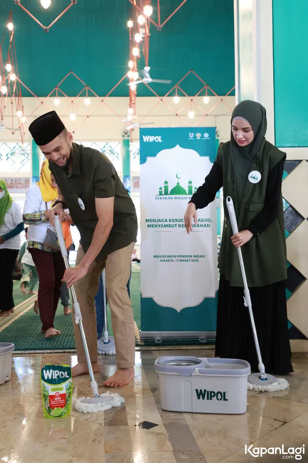 Teuku Wisnu Shireen Sungkar Bersih Masjid