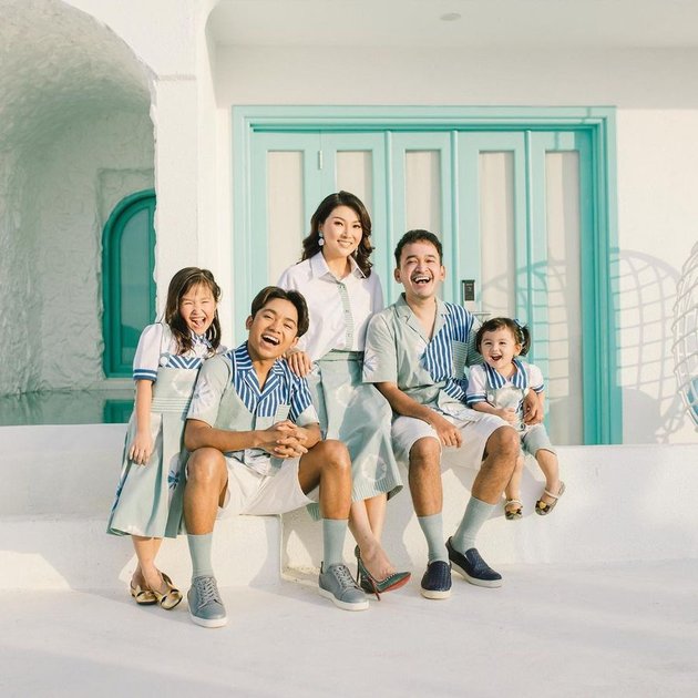Seperti inilah potret kekompakan keluarga Ruben Onsu dan Sarwendah bersama ketiga orang anaknya saat syuting video klip Happy Family 2 di Labuan Bajo.