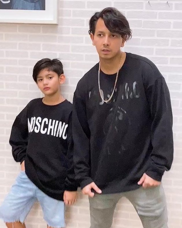 Dalam postingan terbarunya di Instagram, Sonny membagikan potret saat mereka berpose OOTD dengan memakai sweatshirt hitam dari brand yang sama. Ganteng banget deh ya? ;)