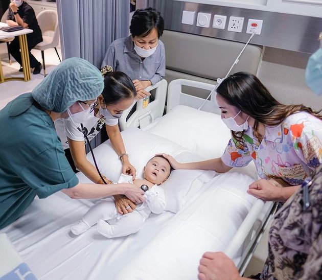 Baby Abe anak Momo Geisha sempat menjalani perawatan di rumah sakit lantaran tindakan operasi khitan. Meski masih bayi, Abe harus disunat karena alasan kesehatan.