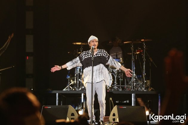 8 Portraits of Sheila On 7 Concert 'Wait for Me in Jakarta' that was Awesome, Healing the Longing of Fans - Duta Admits Holding Back Tears of Emotion on Stage