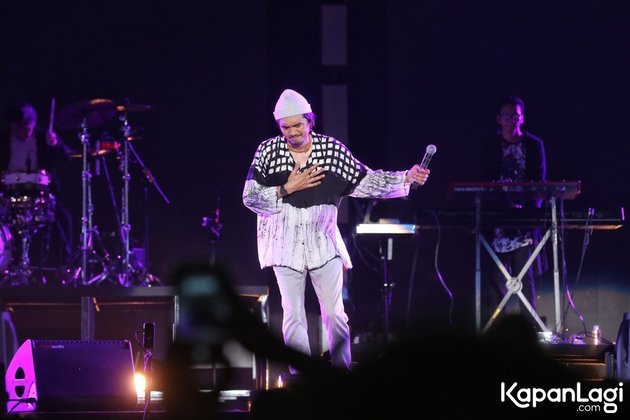 8 Portraits of Sheila On 7 Concert 'Wait for Me in Jakarta' that was Awesome, Healing the Longing of Fans - Duta Admits Holding Back Tears of Emotion on Stage