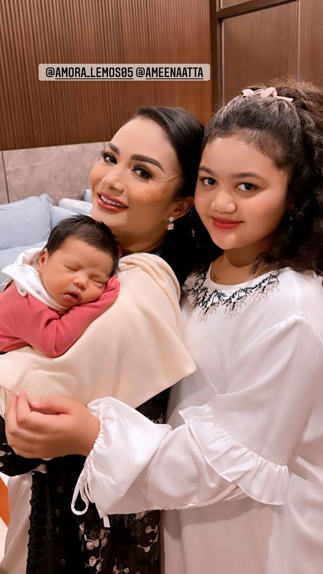 8 Portraits of Krisdayanti at Ameena's Baby Akikah, Atta Halilintar and Aurel Hermansyah's Daughter, Beautiful and Perfectly Matching with Beloved Grandchild