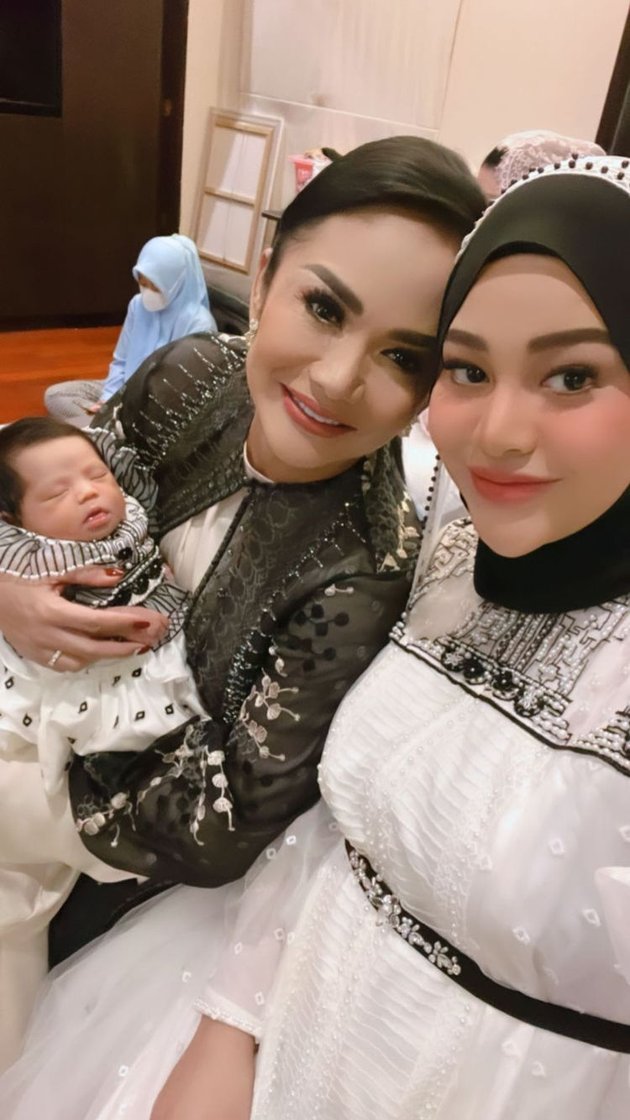 8 Portraits of Krisdayanti at Ameena's Baby Akikah, Atta Halilintar and Aurel Hermansyah's Daughter, Beautiful and Perfectly Matching with Beloved Grandchild