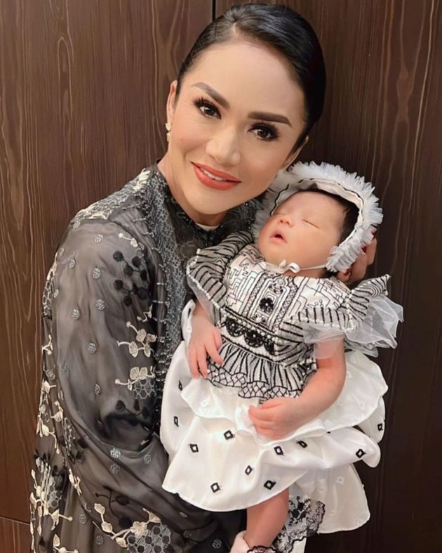 8 Portraits of Krisdayanti at Ameena's Baby Akikah, Atta Halilintar and Aurel Hermansyah's Daughter, Beautiful and Perfectly Matching with Beloved Grandchild