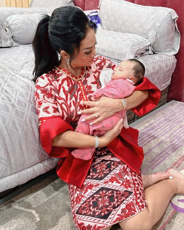 8 Portraits of Krisdayanti Taking Care of Baby Ameena, Aurel Hermansyah's Child, Looking Natural While Accompanying the Grandchild Sunbathing - Stylish Grandma Who Looks Forever Young Becomes the Highlight