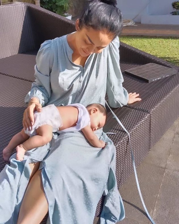 8 Portraits of Krisdayanti Taking Care of Baby Ameena, Aurel Hermansyah's Child, Looking Natural While Accompanying the Grandchild Sunbathing - Stylish Grandma Who Looks Forever Young Becomes the Highlight