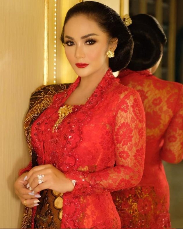 8 Portraits of Krisdayanti During the Inauguration of the Indonesian Parliament, Graceful in Red Kebaya