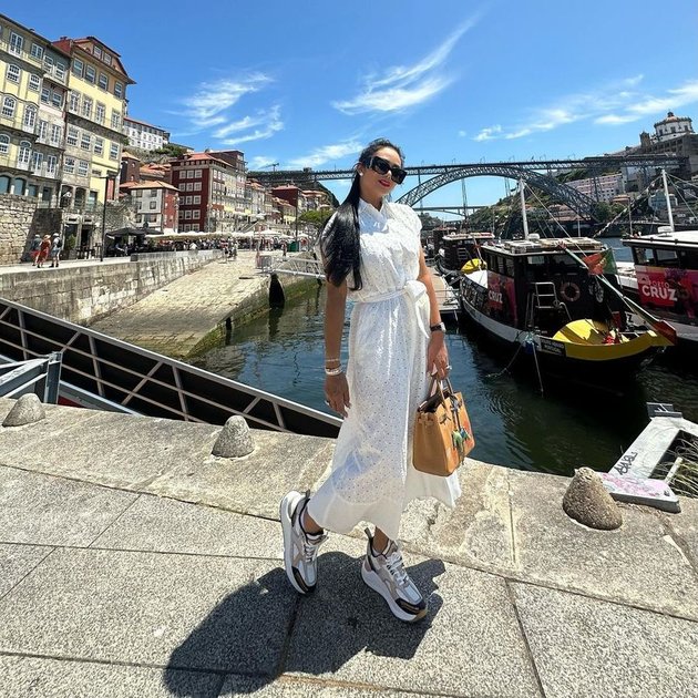 8 Potraits of Krisdayanti Visiting Her Stepchild in Portugal, Very Close Like a Biological Child - Netizens are Focused on Amora's Body Posture