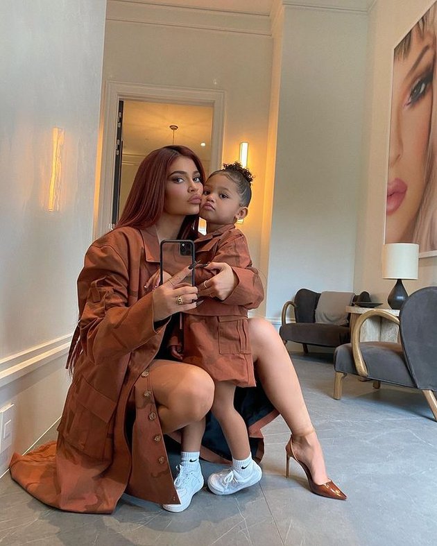 8 Portraits of Kylie Jenner While Taking Care of Stormi Webster, Beautiful Hot Mama Who is Always Stylish