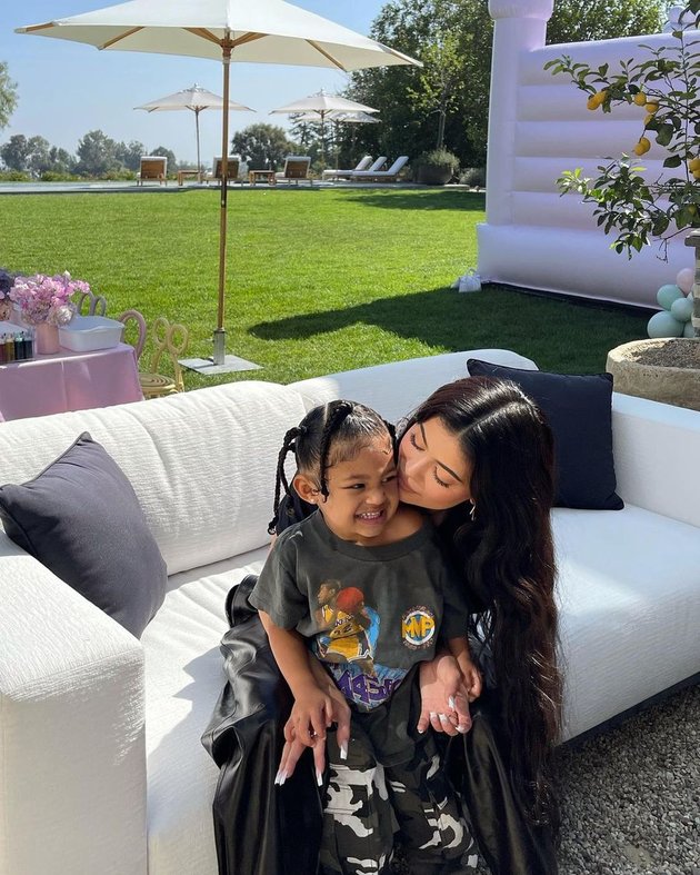 8 Portraits of Kylie Jenner While Taking Care of Stormi Webster, Beautiful Hot Mama Who is Always Stylish