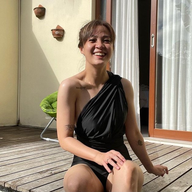 8 Portraits of Laissti, Baim Wong's Ex-Girlfriend, Looking Hot in a Bikini, Showing off Her Smooth Back - Tattoos All Over Her Body