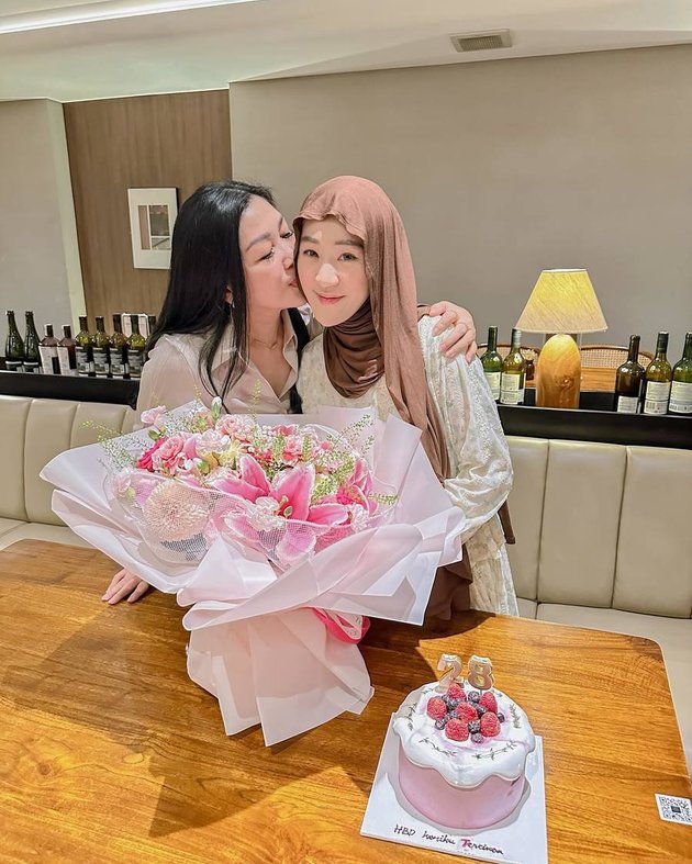 8 Portraits of Larissa Chou Celebrating Her 28th Birthday with Family, Beautiful Pregnant Aura Shines Brighter - Spreading Affection with Husband