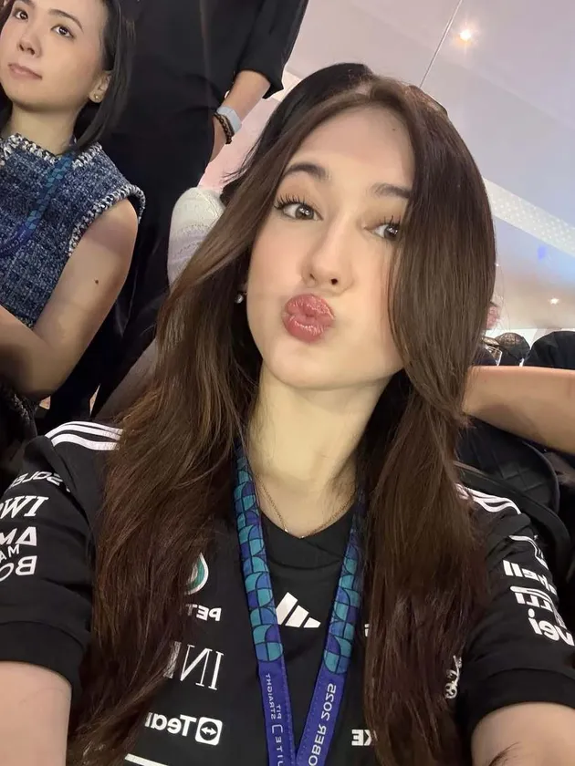 Potret Laura Moane nonton F1 di Singapura