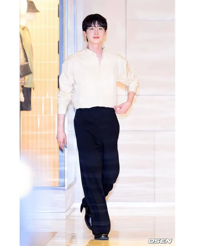 Potret Lee Jong-Suk outfit simple