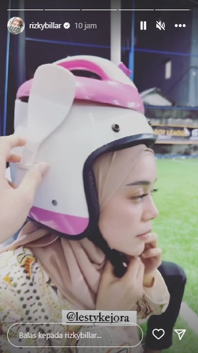 8 Photos of Lesti Kejora Wearing a Rice Cooker Helmet Complete with a Scoop, Mistakenly Thought to Bring Rice to the Field - Netizens: Starting the Chatter Again