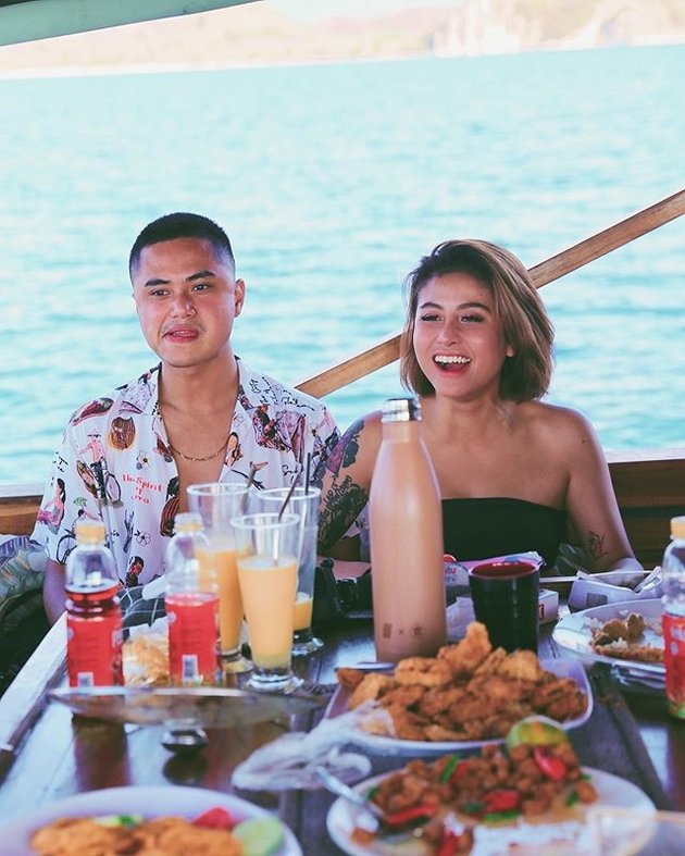 8 Photos of Awkarin's Vacation in Labuan Bajo, Showing Body Goals and Being Very Intimate with Her Boyfriend