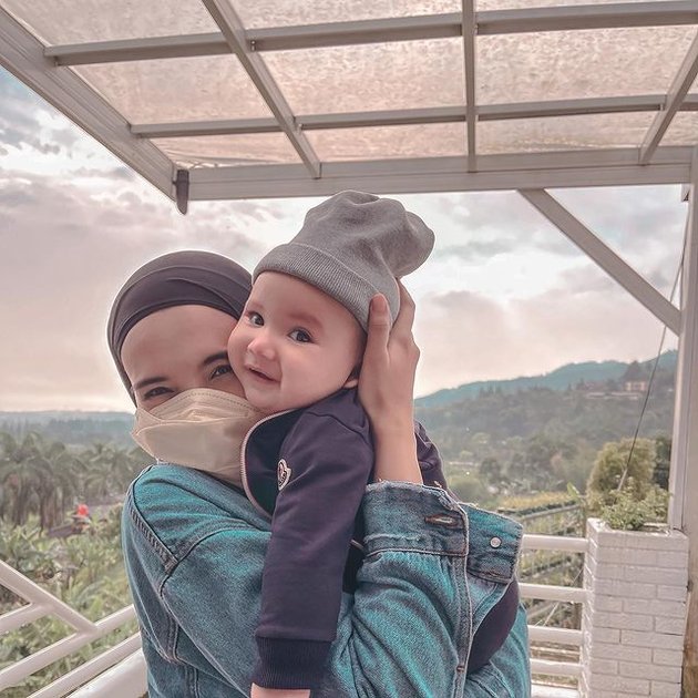 8 Pictures of Baby Ukkasya's Vacation, Zaskia Sungkar and Irwansyah's Child, at the Villa, Chubby Cheeks and Handsome Face Highlighted