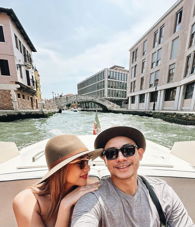 8 Portraits of Bunga Citra Lestari and Tiko Aryawardhana's Vacation in Venice, Romantically Exploring the River - Like Honeymoon