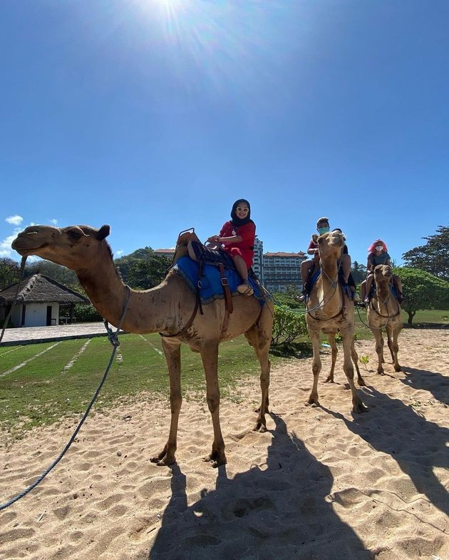 8 Photos of Feni Rose's Sultan-style Vacation in Bali, Riding Camels Like in the Desert