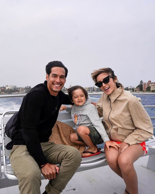 8 Photos of Jessica Iskandar and Richard Kyle's Vacation in Australia, Having Fun at the Beach