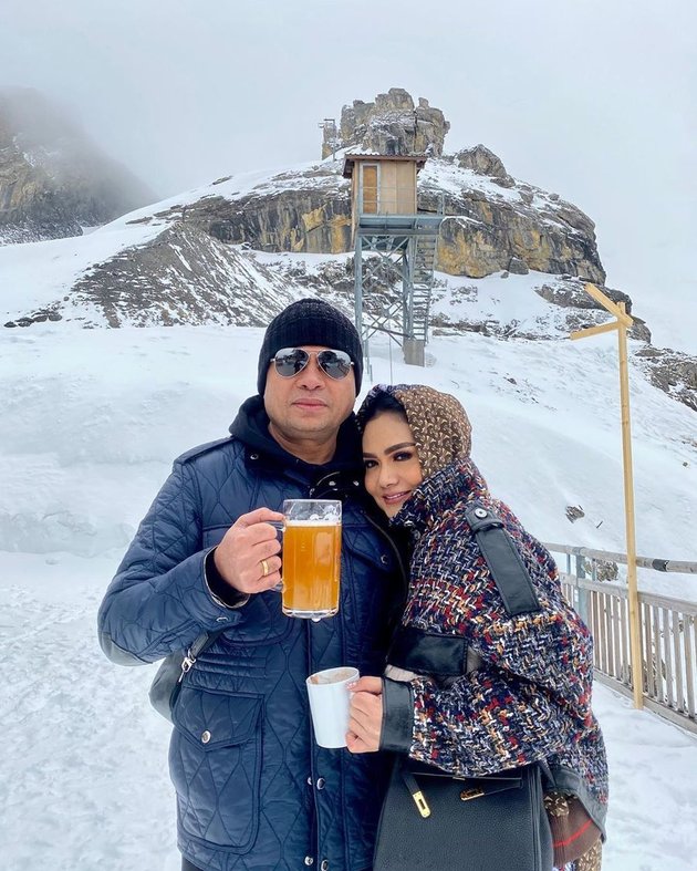 8 Photos of Krisdayanti and Family's Vacation in Switzerland, Intimate Moment of Raul Lemos Kissing in the Snow