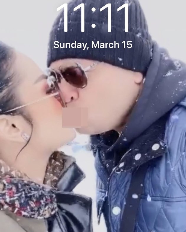 8 Photos of Krisdayanti and Family's Vacation in Switzerland, Intimate Moment of Raul Lemos Kissing in the Snow