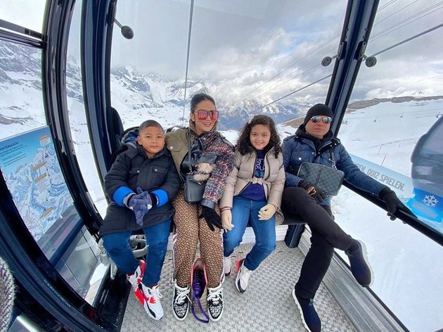 8 Photos of Krisdayanti and Family's Vacation in Switzerland, Intimate Moment of Raul Lemos Kissing in the Snow