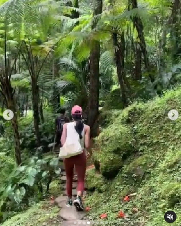 8 Photos of Maudy Ayunda's Vacation with Jesse Choi in Bali, Cheek Pinching Moment Becomes the Spotlight of Netizens - Enjoy Hiking and the Atmosphere of the Forest