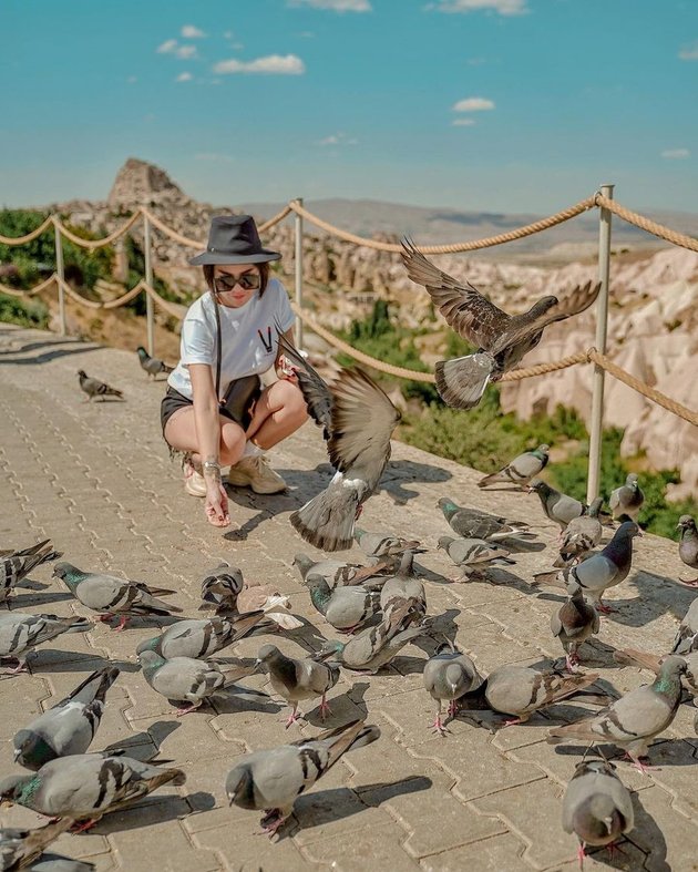 8 Photos of Nikita Mirzani's Vacation in Turkey, Having Fun with Birds and Staying at Cliffside Hotel - Making a Distraction While Making Pottery