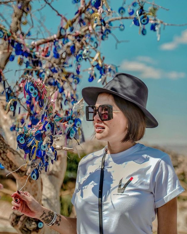 8 Photos of Nikita Mirzani's Vacation in Turkey, Having Fun with Birds and Staying at Cliffside Hotel - Making a Distraction While Making Pottery