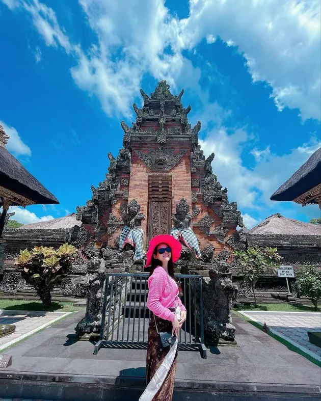 Putri DA Isnari Liburan Bali