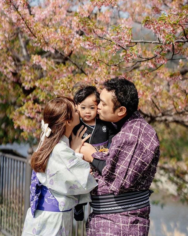 8 Photos of Gilang Dirga and Adiezty Fersa's Fun Vacation in Japan - Family Goals!