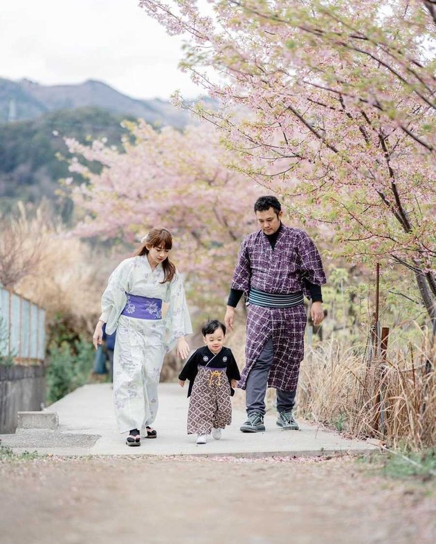 8 Photos of Gilang Dirga and Adiezty Fersa's Fun Vacation in Japan - Family Goals!