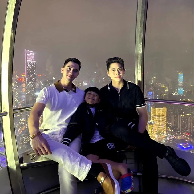 8 Pictures of Verrell Bramasta's Family Vacation in China, So Close to His Stepbrother