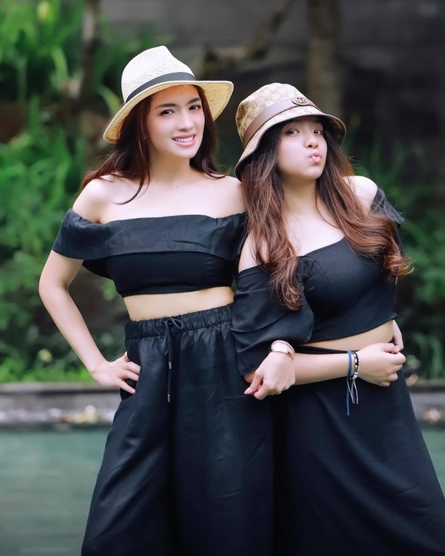 8 Portraits of Lovely Rumangkang Who is Getting More Beautiful Like Angel Karamoy, Posing Together Like Siblings