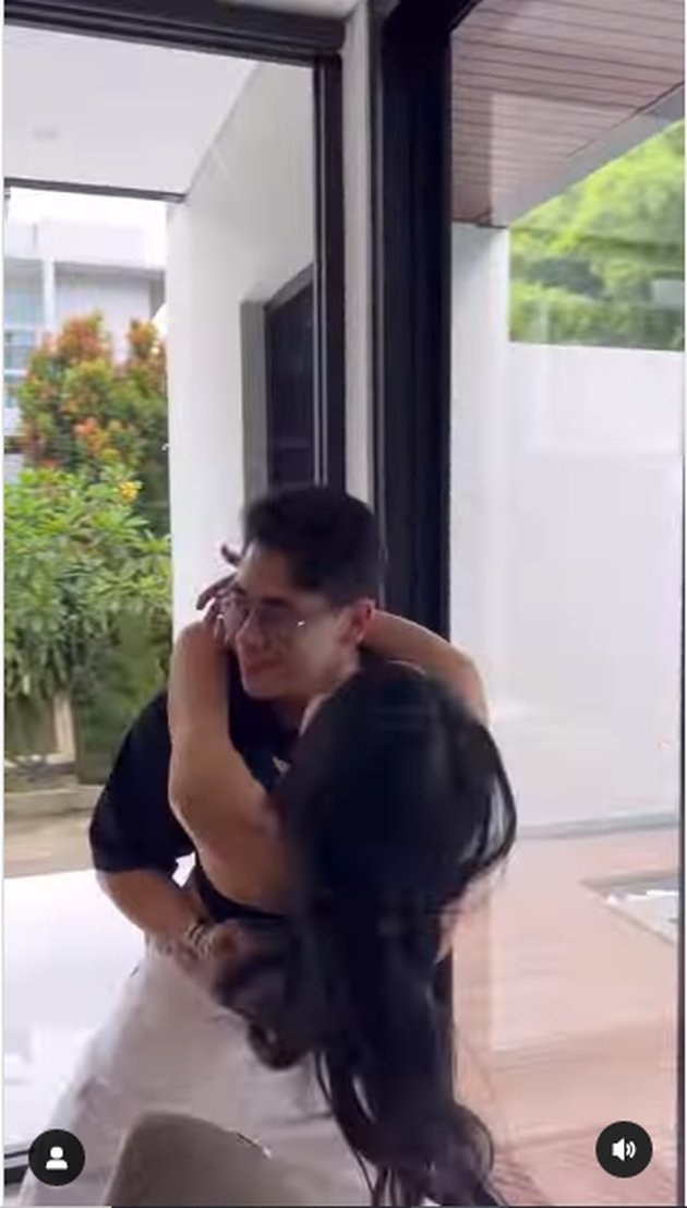 8 Portraits of Lucinta Luna Dancing Wildly While Embracing Athalla Naufal and Verrell Bramasta, Netizens Focus on Her Hands