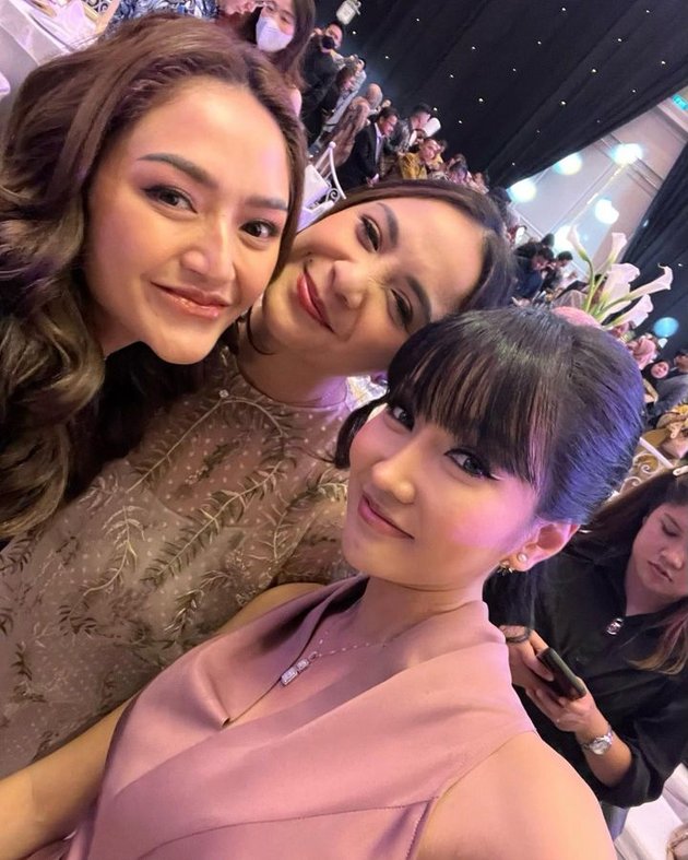 Menjadi bridesmaid di pesta pernikahan Kiky Saputri dan M Khairi, Lucinta Luna membagikan foto-fotonya bersama banyak selebriti di Instagram. Termasuk saat wefie bareng Siti Badriah dan Nagita Slavina.