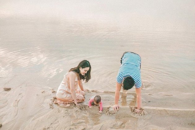 8 Pictures of Funny Baby Claire as a Beach Child, Playing Sand Together with Shandy Aulia and David Herbowo