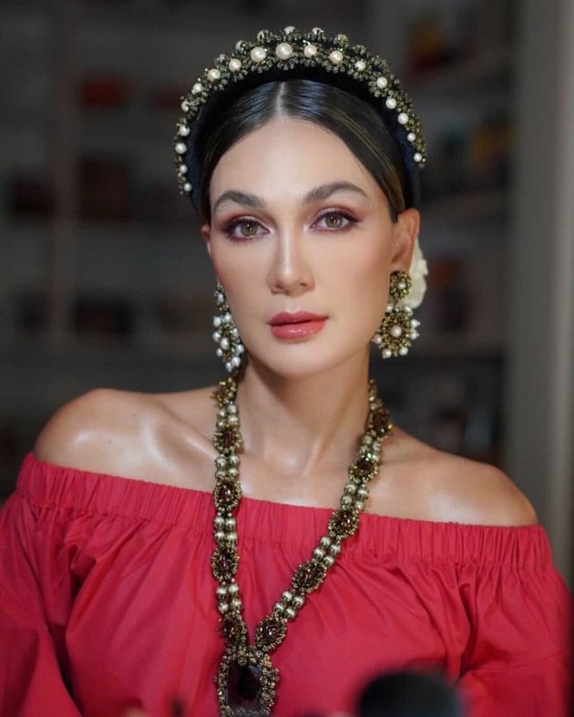 8 Photos of Luna Maya in Poses and Appearances that Make You Stunned, Revealing Her Vintage Photos - Greek Woman Style