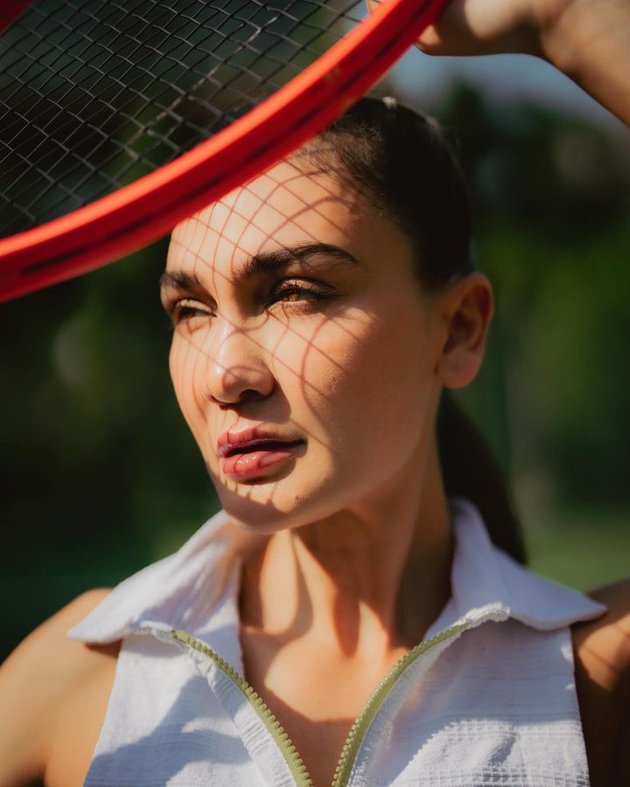8 Photos of Luna Maya and Nia Ramadhani Playing Tennis Together, Their Smooth Legs and Height Draw Attention