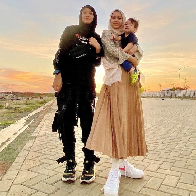 8 Photos of Lyra Virna with Her 2 Daughters Always Looking Beautiful & Compact with Her Mother - Like Siblings