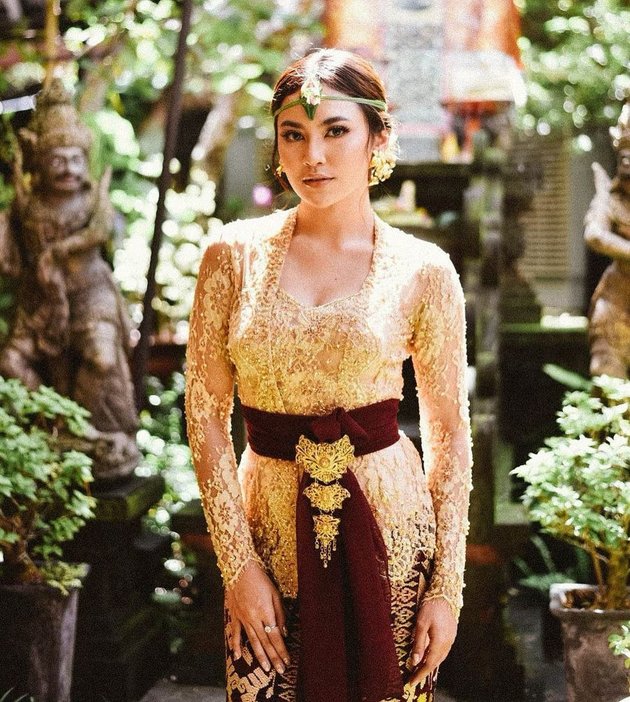 8 Potraits of Mahalini That Make People Stunned Wearing Various Balinese Kebaya