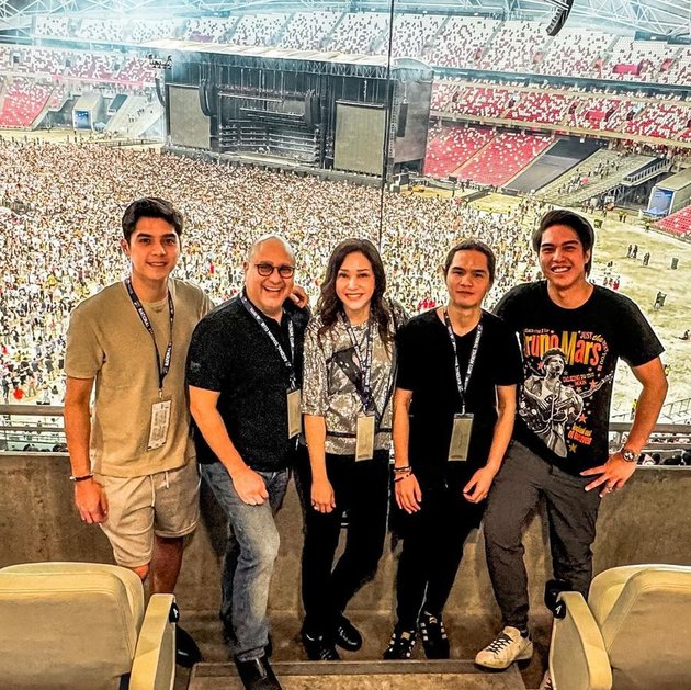8 Potret Maia Estianty Watching Bruno Mars Concert in Singapore with Her Children, Called Like Siblings - Netizens Searching for Elsa Japasal