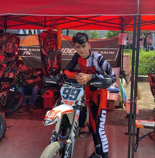 8 Viral Photos of Maliki Somma After Defeating Satria Mahatir in the Boxing Ring, Turns Out He's an Accomplished Racer